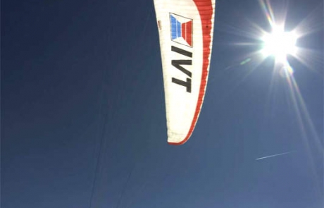 paraglidingové kluzáky a kity